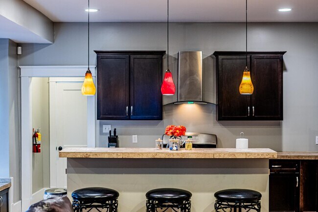 Building Photo - 902 Marquette Ave NW