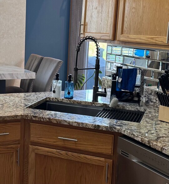 Building Photo - 2444 Oak Tree Ln
