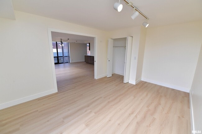 Building Photo - 123 SW Jefferson Ave