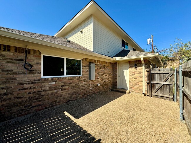 Building Photo - Townhome