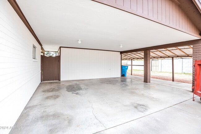 Building Photo - 922 E Orange Dr