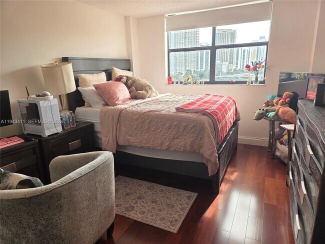 Building Photo - 210 174th St