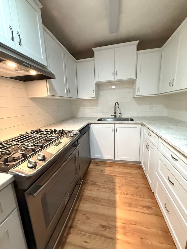 Building Photo - 3 Bedroom Townhome located walking distance to Downtown Woodstock!