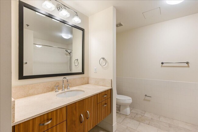 Building Photo - Modern Pearl District Condo – 1 Bedroom + ...