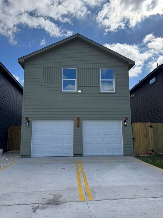 Building Photo - DF05-8112 De Priest St, Unit B