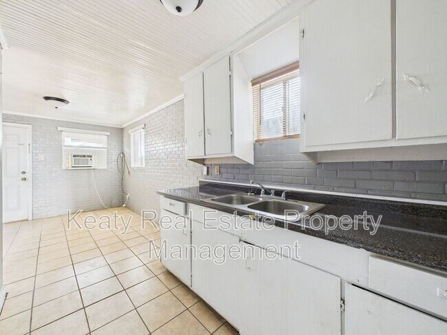 Building Photo - 704 13th St