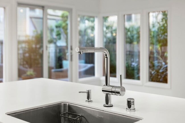 Building Photo - 2121 Laguna St