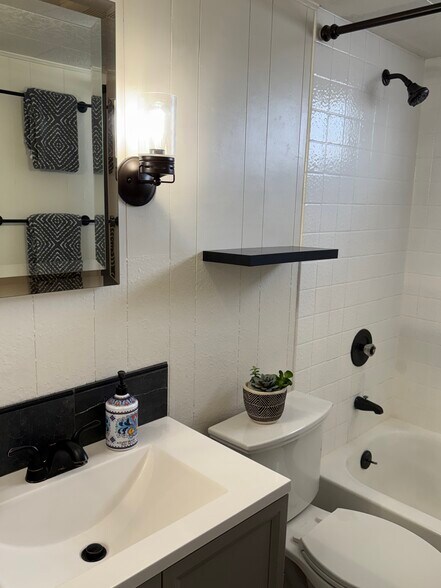 Building Photo - 909 27th Ave