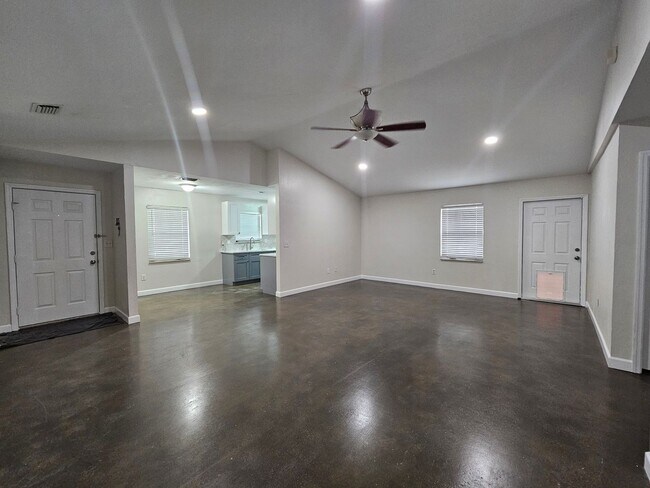 Building Photo - 3/2 Home in Palm Grove