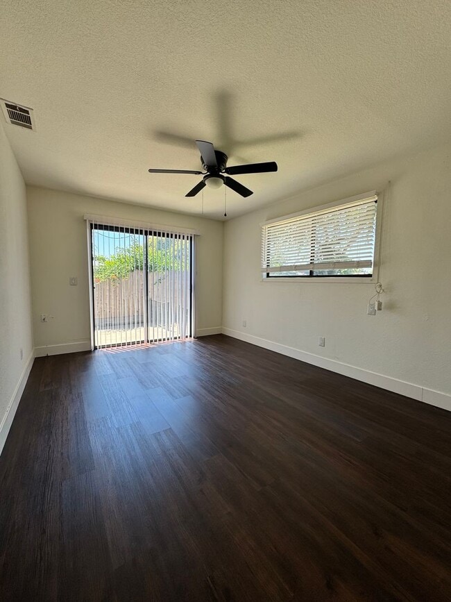 Building Photo - Available now! 3 Bed/2 Bath Home