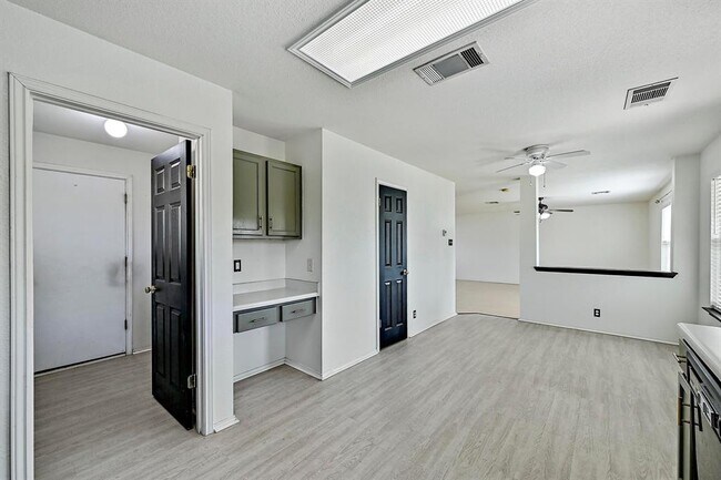 Building Photo - 102 Cannery Cove