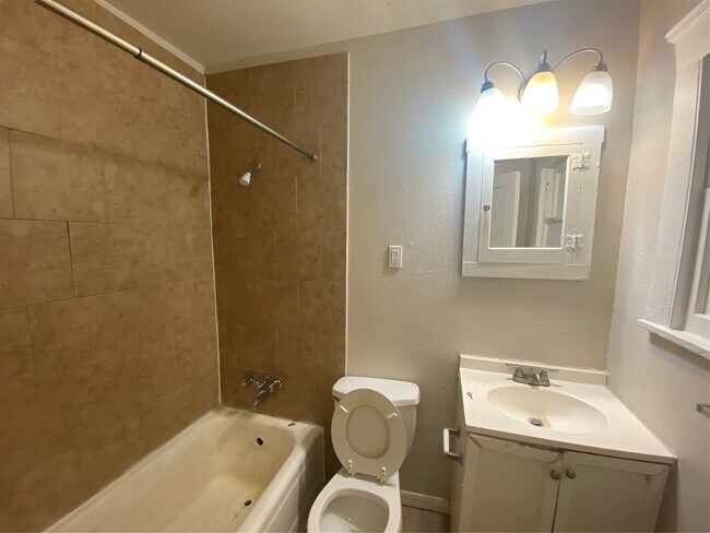 Building Photo - 1624 Holman St