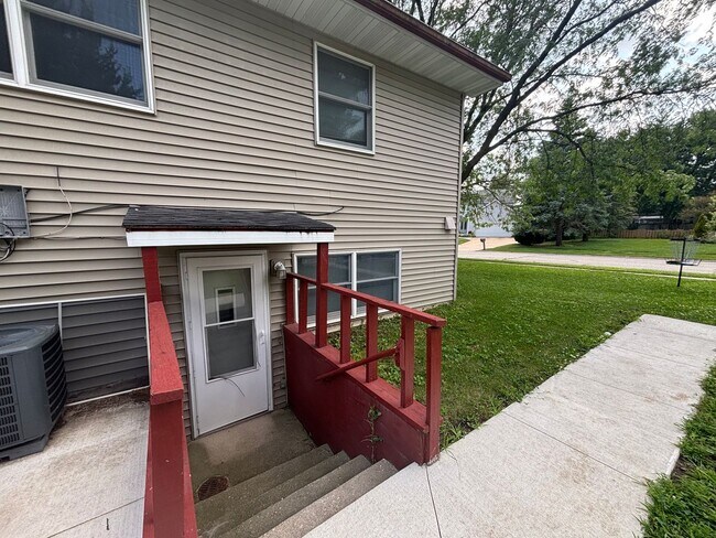 Building Photo - Fandre Dr 2823-2825
