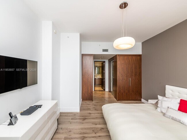 Building Photo - 888 Brickell Key Dr