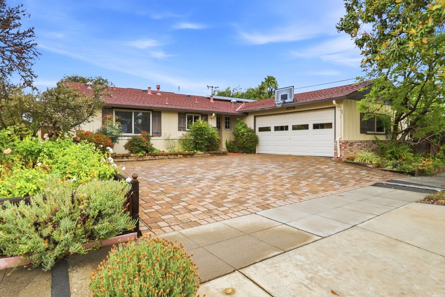 Building Photo - 927 Lorne Way