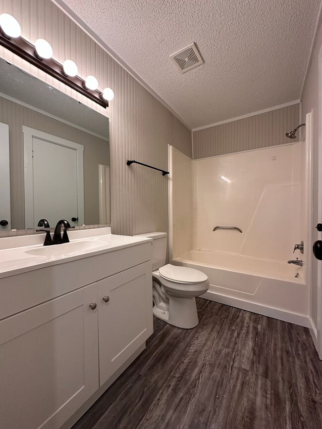 Building Photo - Convenient, in town living with garage!