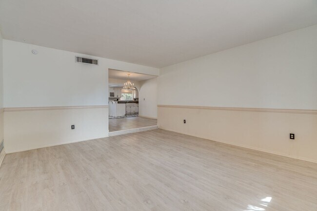 Building Photo - Great East Side Location 4 Bed/2 Bath Home