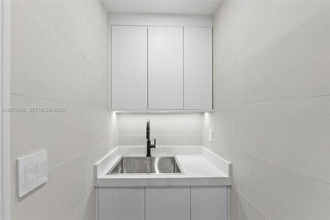 Building Photo - 257 N Coconut Ln
