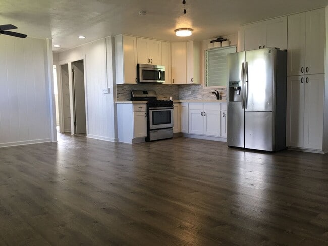 Building Photo - Conveniently Located 2BR/1BA Home - Near Keaau Shopping Center