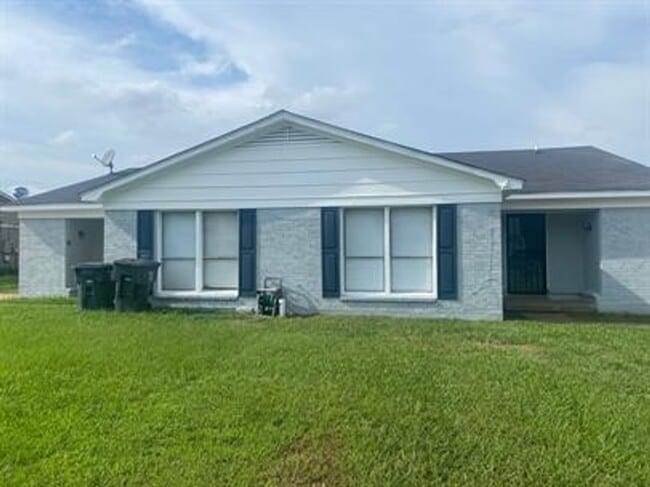 Building Photo - Newly Renovated 3-Bedroom Home - Modern Up...