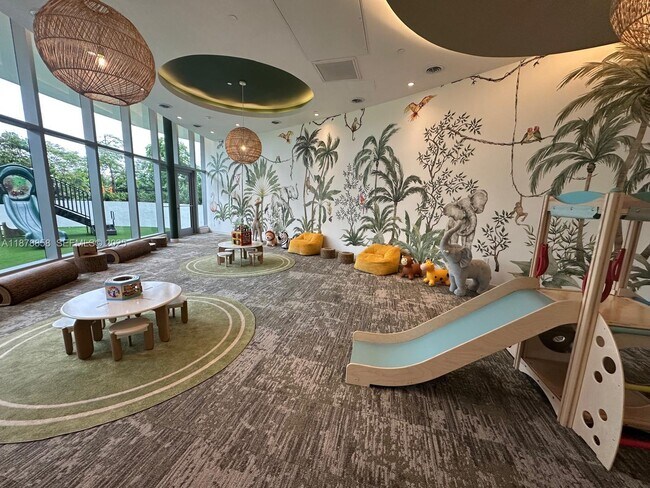 Building Photo - 700 NE 24th St