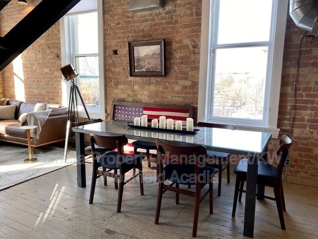 Building Photo - 20 Freedom Blvd 200 W