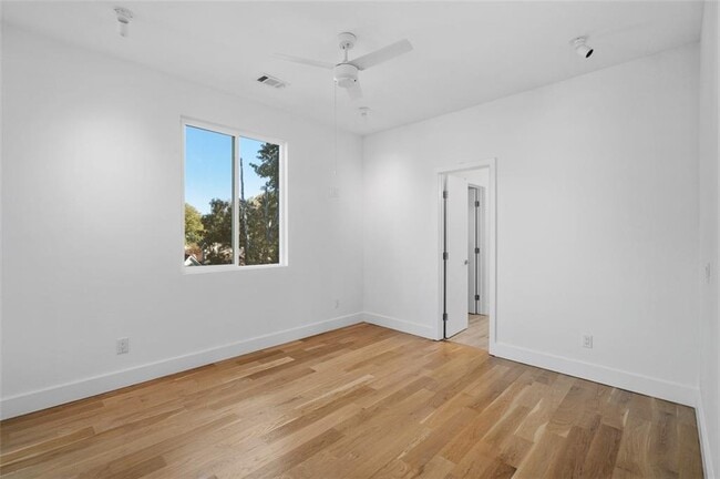 Building Photo - 147 Hutchinson St NE