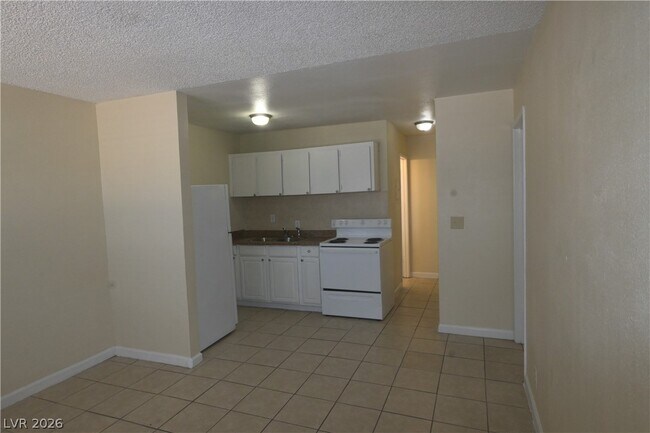 Building Photo - 3021 E Carey Ave