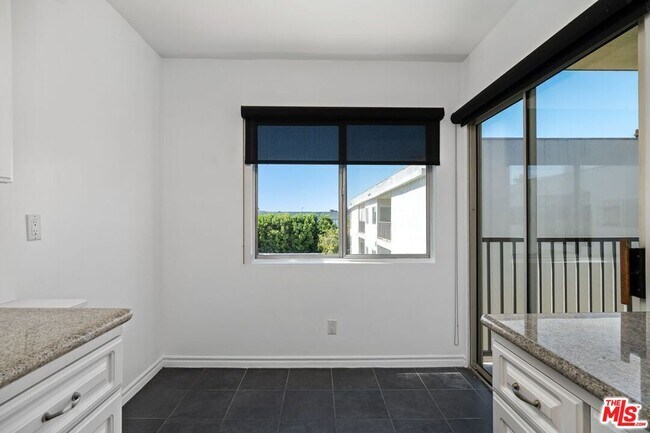 Building Photo - 949 Kings Rd