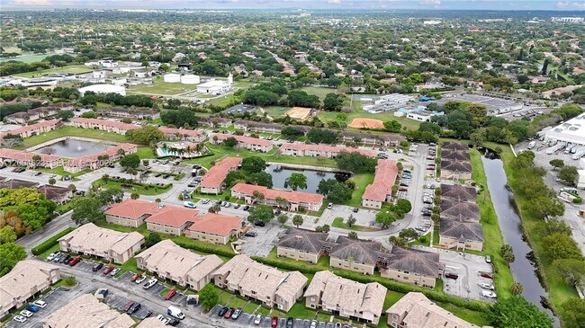 Building Photo - 9964 Twin Lakes Dr