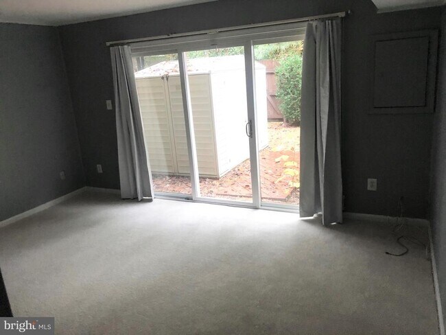 Building Photo - 8550 Barrington Ct