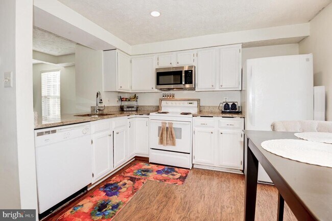 Building Photo - 1598 Woodcrest Dr