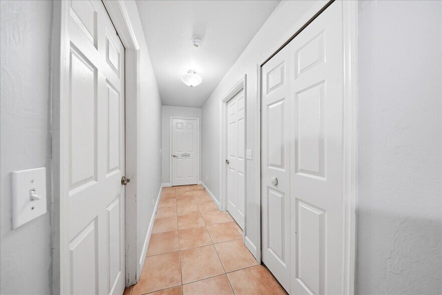 Building Photo - 3080 Linwood Ave