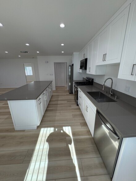 Building Photo - 14621 Leadwell St
