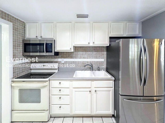 Building Photo - 2470 Ave E SW