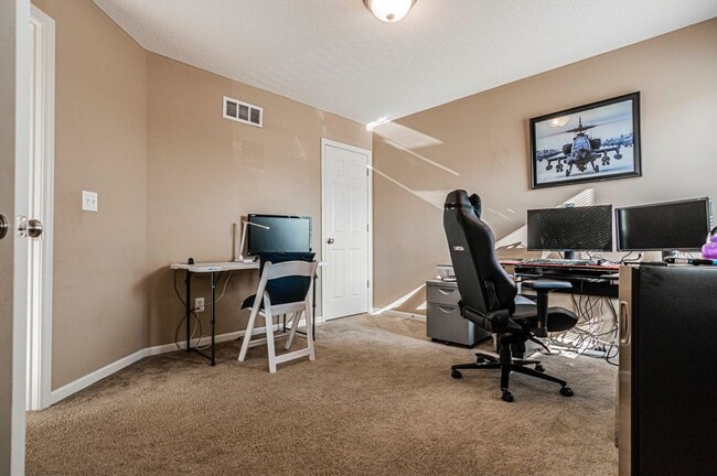 Building Photo - Spacious Home Close to Fort Riley!