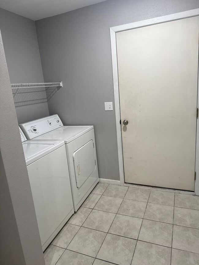 Building Photo - 921 Minns Dr