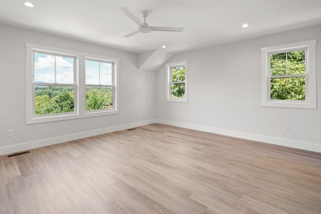 Building Photo - Modern Two-Story Home in West Asheville!