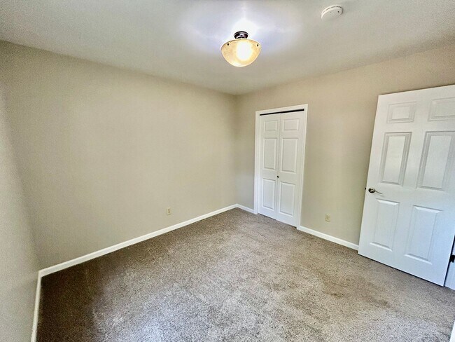 Building Photo - 2 Bed 1.5 Bath in Lexington!