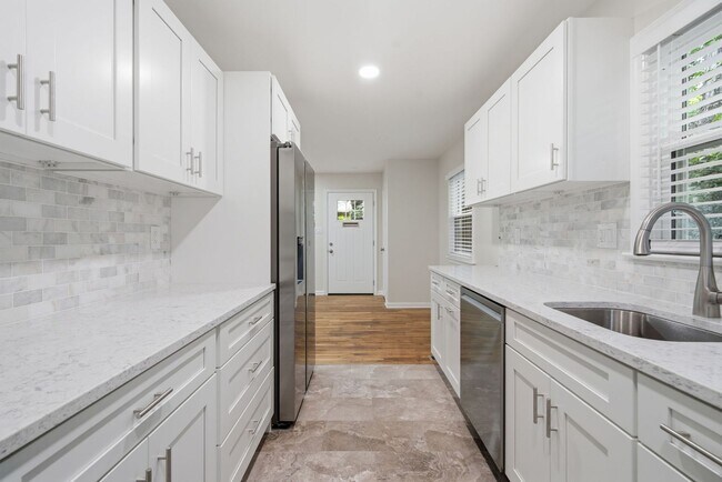 Building Photo - 18 Grandin Cir
