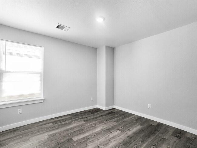 Building Photo - 8217 Crestview Dr