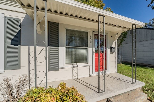Building Photo - Cute two-bedroom, one-bath home in the hea...