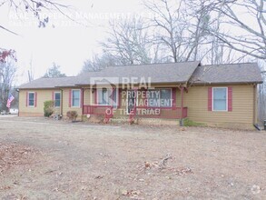 Building Photo - Country Living 3 BR / 2 Bath Home in North...