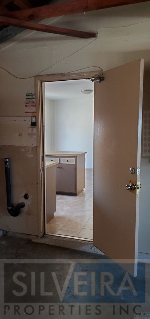 Building Photo - A Comfortable Home awaits the right Tenant!