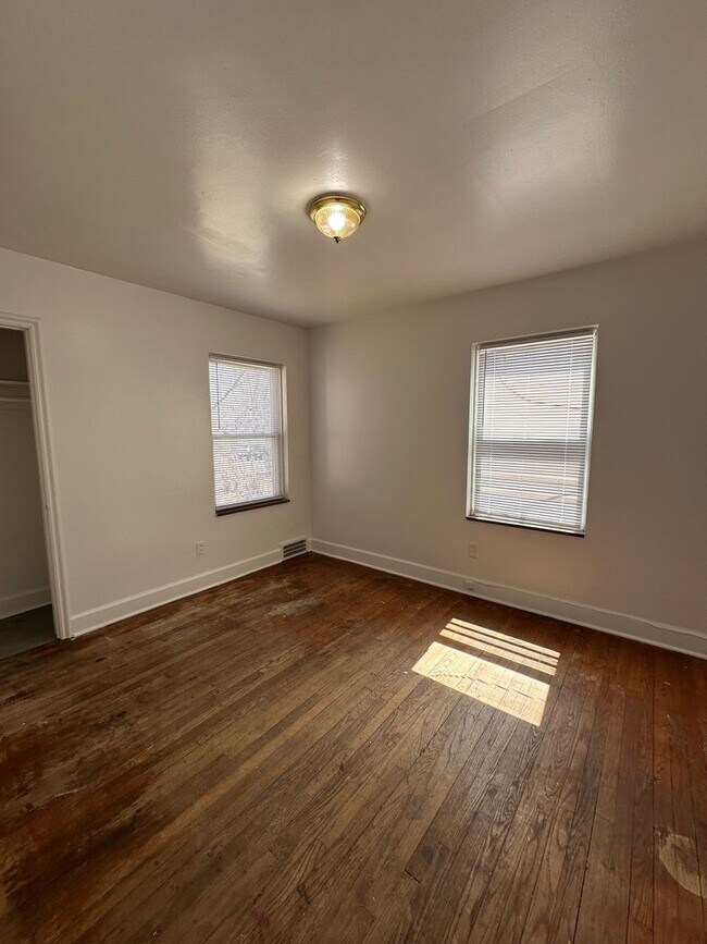 Building Photo - 210 Perrin St