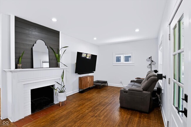 Building Photo - 3910 N Kenwood Ave