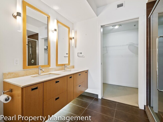 Building Photo - Waterfront Pearl - 1 bed/1.5 bath/den sw corner unit with parking/2 balconies/river view/most uti...