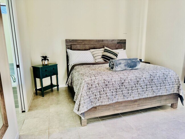 Building Photo - Elegant Lakeside Rental Home In Resort-Sty...