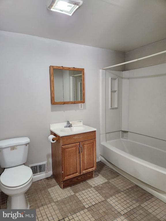 Building Photo - 403 W 6th St