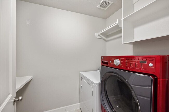 Building Photo - 833 W 24th St